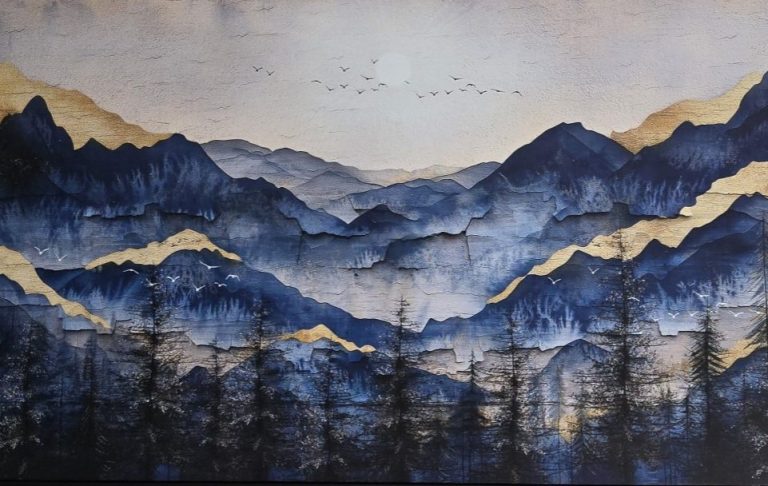 Privatpraxis für Psychotherapie Dramatische Berglandschaft in Blau- und Goldtönen mit düsteren Bäumen im Vordergrund.